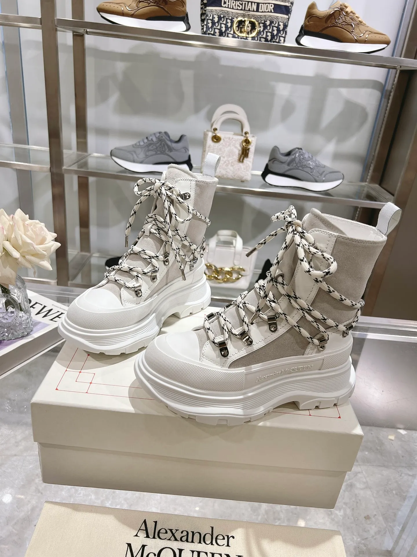 👟👟Ex-factory price 720👟👟 A lexander McQueen McQueen's latest thick-soled Martin boots, original 1:1 development, outsole original open-film TPU sole, fabric full-grain cowhide + high mercerized cowhide, lining sheepskin original hardware carabiner bottom height 5cm Size: #35-40 39-45